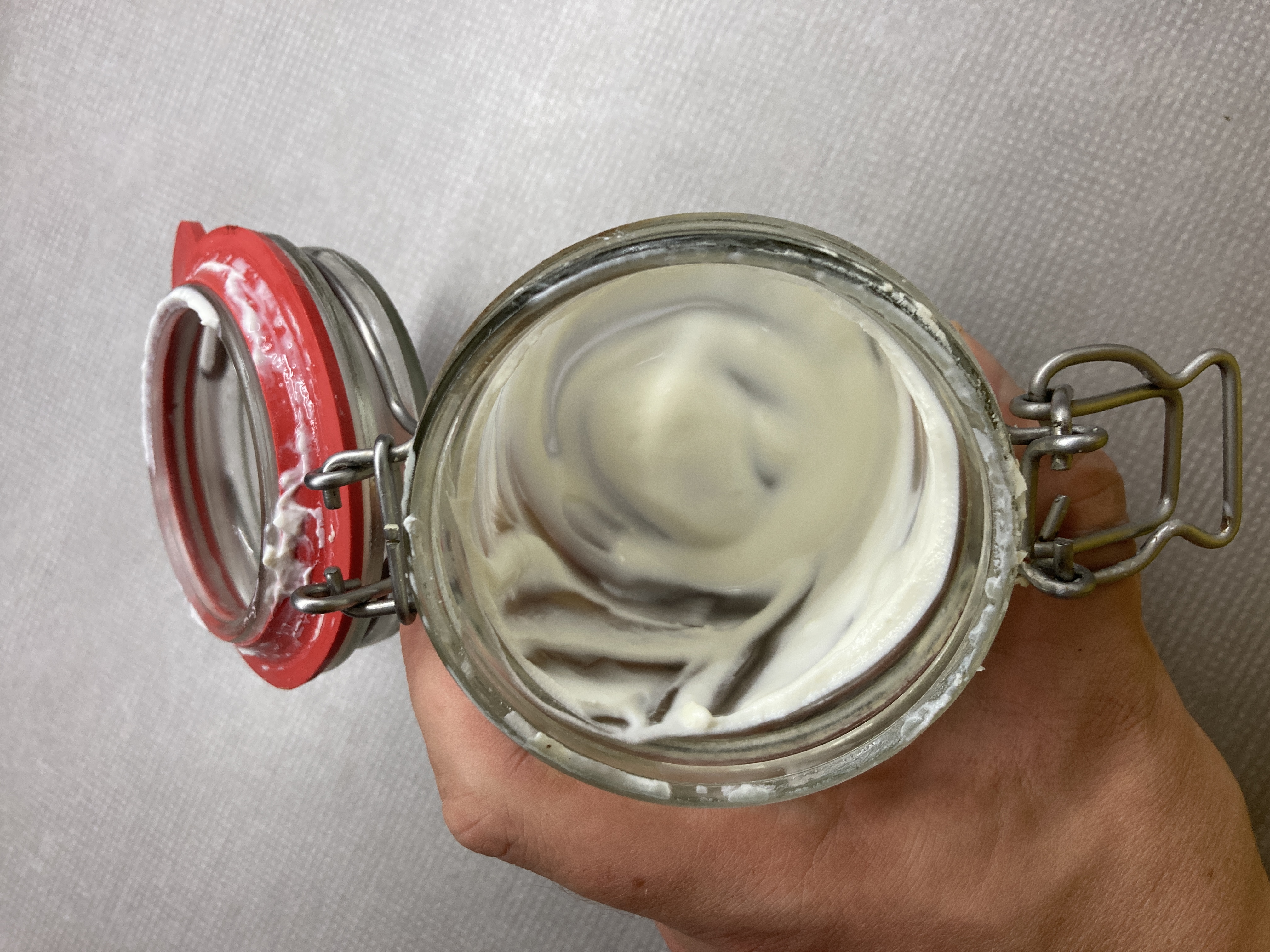 Sklenička se zbytkem tvarohu